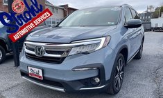 2022 Honda Pilot Touring w/Rear Captain's Chairs