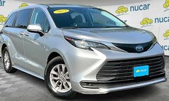 2023 Toyota Sienna LE 8-Passenger