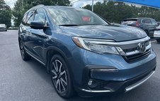 2022 Honda Pilot Touring w/Rear Captain's Chairs