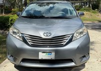 2013 Toyota Sienna XLE (Wheelchair Van)