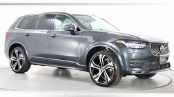2022 Volvo XC90 T6 Momentum 7-Passenger