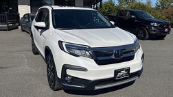 2022 Honda Pilot Touring w/Rear Captain's Chairs