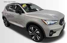 2024 Volvo XC40 B5 Ultimate Dark Theme