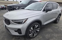 2023 Volvo XC40 B5 Ultimate Dark Theme