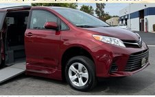 2019 Toyota Sienna LE Wheelchair Van