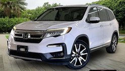 2020 Honda Pilot Touring w/Rear Captain's Chairs